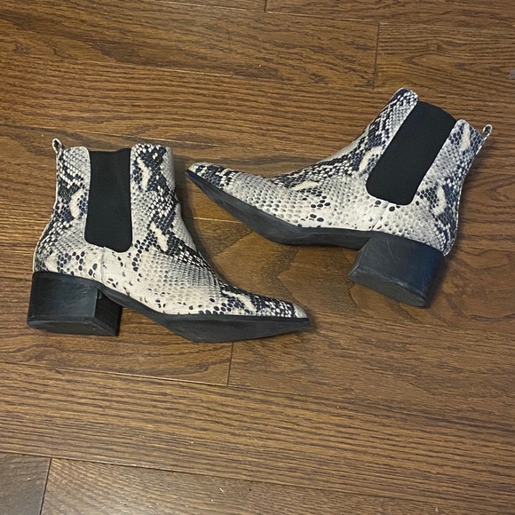 Design Lab SNAKE SKIN BOOTIES - Picture 5 of 5